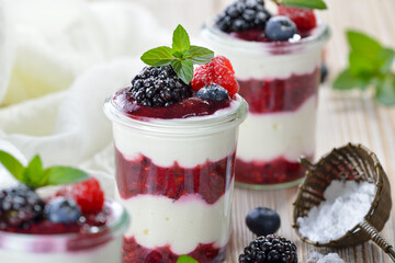 Kühlendes und leichtes Sommerdessert mit Quark, Joghurt und frischen Beeren – Light and cool summer dessert with curd, yoghurt und fresh berries