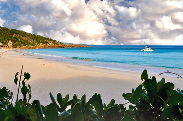 Einsamer Strand Anse Petite auf La Digue -Seychellen