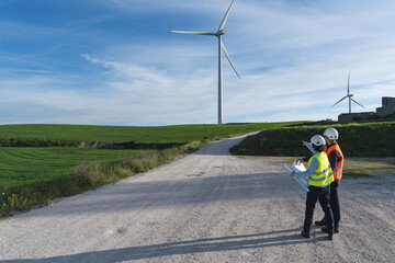 Obraz premium Engineers Checking Wind Turbines
