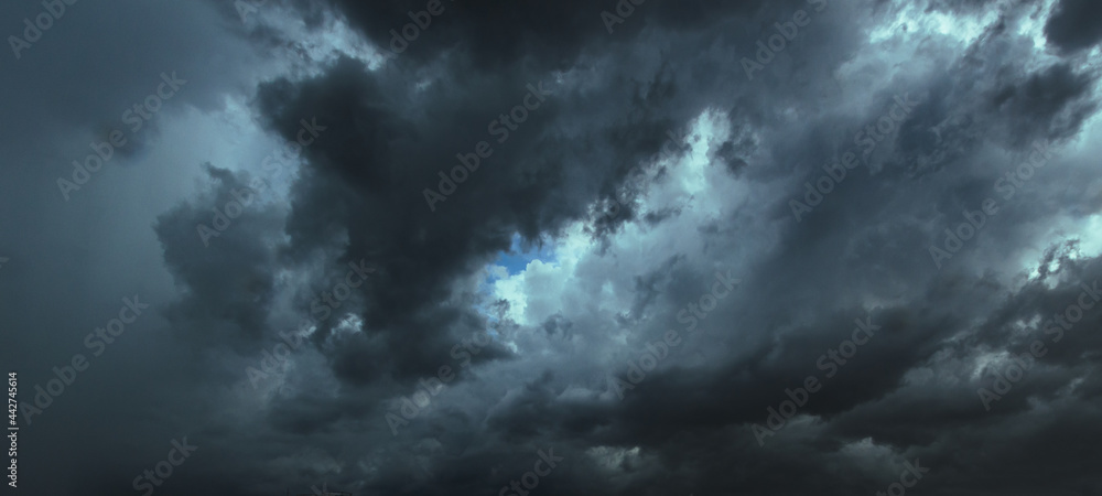 Aufkleber the dark sky had clouds gathered to the left and a strong storm before it rained.bad or moody weathe