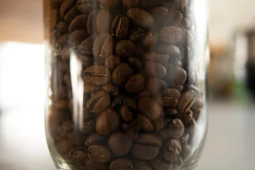 Keuken foto achterwand Koffiebar Close up van koffiebonen in een glazen pot.