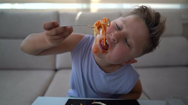 NI&Ntilde;O COMIENDO ESPAGUETI EN CASA