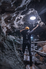 ケイビングをする人物