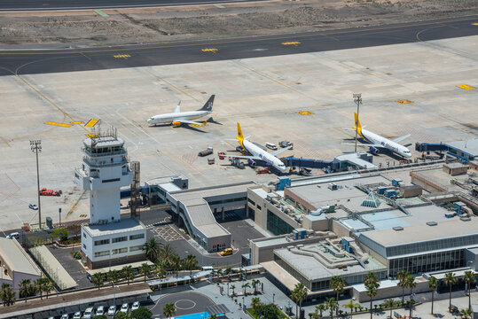 Foto a&eacute;rea del aeropuerto Reina Sof&iacute;a en el sur de Tenerife, Canarias