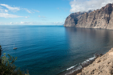 Playa de los Guíos y acantilados de Los Gigantes en la costa noroeste de la isla de Tenerife en...
