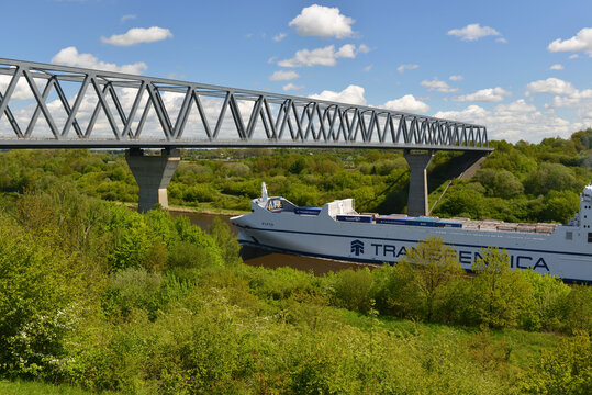 Autotransporter unter der Hochbr&uuml;cke Gr&uuml;nenthal
