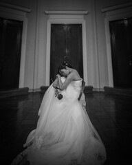 ウエディングドレスを着て椅子に座る女性