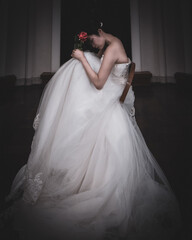 ウエディングドレスを着て椅子に座る女性