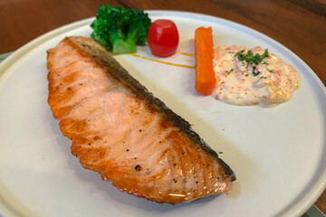 Grilled salmon steak with vegetable garnishing