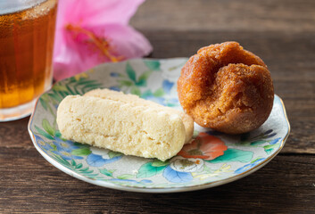沖縄名物　ちんすこうとサータアンダーギー