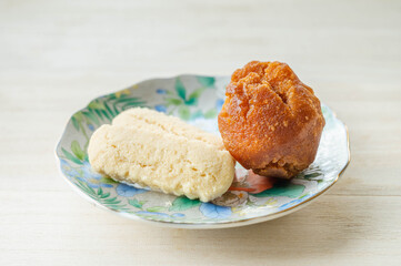 沖縄名物　ちんすこうとサータアンダーギー
