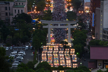 鹿児島市・照国神社の六月燈とビル群