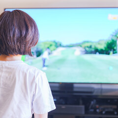 Fototapeta premium テレビを見る中年女性