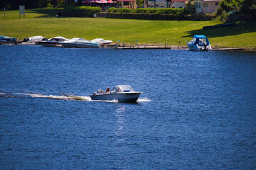 Obraz premium Motorboot auf dem Bleilochstausee bei Saalburg, Saale-Orla-Kreis, Thüringen, Deutschland