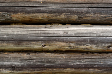 Obraz premium Dark wooden wall texture. Natural wood background. Old wooden wall of a house made of horizontal planks in the countryside.