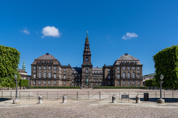 Obraz premium view of the historic landmark Christiansborg Castle in downtown Copenhagen under a blue summer sky