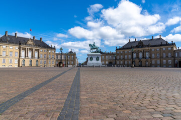 Fototapeta na wymiar view of the equestrian statue of Frederik V and the Amalienborg Castle in Copenhagen