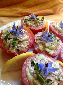 Stuffed tomatoes with tuna and borage flower
tomates rellenos de atun con flor de borraja