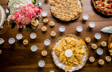 mesa de bocadillos desde un plano cenital