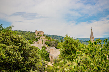 Fototapeta na wymiar Les Ruines du château de Saint-Saturnin-lès-Apt