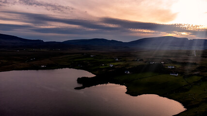 Plakat A stunning sunset on the Isle of Skye in the Scottish Highlands, UK