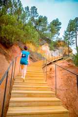 Femme sur le Sentier des Ocres de Roussillon