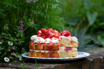 Strawberry midsummer cake with cream