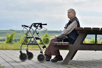 frau mit rollator unterwegs