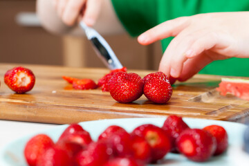 Obraz na płótnie Canvas cooking desserts with red strawberries