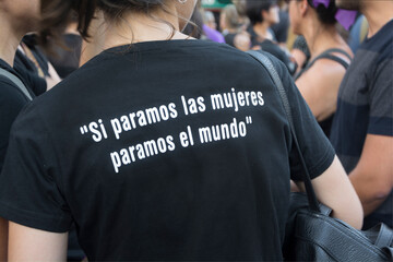 mujer feminista con texto en la camiseta
