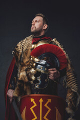 Naklejka premium Roman empire soldier posing with sword and shield
