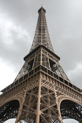 Obraz na płótnie Canvas The Eiffel Tower Looking Up