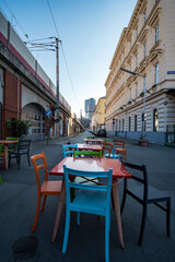 Tisch mit Stühlen im Freien in Wien am Radetzkyplatz