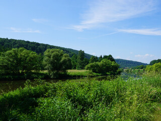 Obraz premium Die Fulda schlängelt sich durch die Landschaft 