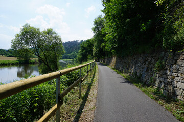 Radweg an dem Fluss Fulda entlang