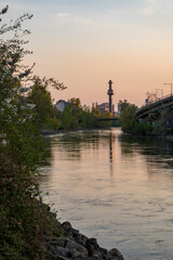 Blick auf den Donaukanal Wien und die Müllverbrennung nach Sonnenuntergang