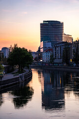 Blick auf den Donaukanal Wien nach Sonnenuntergang