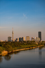 Fototapeta premium Blick von der Donaubrücke auf die Skyline von Wien