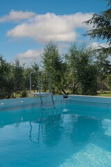 Piscina fuori terra in giardino	