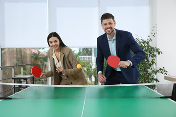 Business people playing ping pong in office - obrazy, fototapety, plakaty