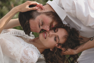 Obraz na płótnie Canvas Bride and groom are kissing. Eco wedding in bogo and lifestyle. 