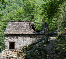 Altes verlassenes Steinhaus im Tessin