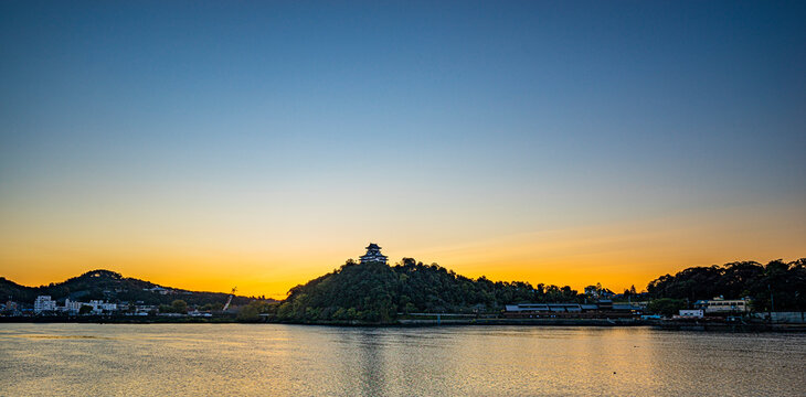 日の出前の木曽川と国宝犬山城