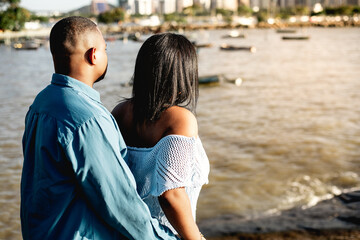 Casal de negros brasileiros observando a paisagem