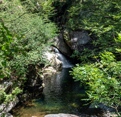 Wasserfall mit Felsen