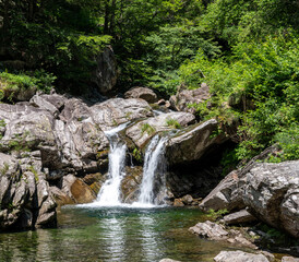 Fototapeta na wymiar Wasserfall mit Felsen