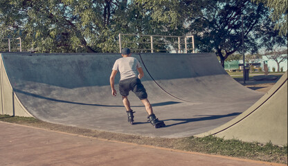 Hombre patinador entrenando en el parque
