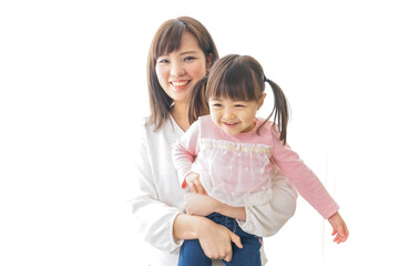子どもを抱っこするお母さん