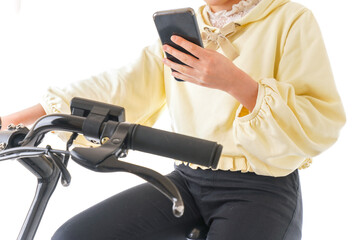 自転車を運転する若い女性