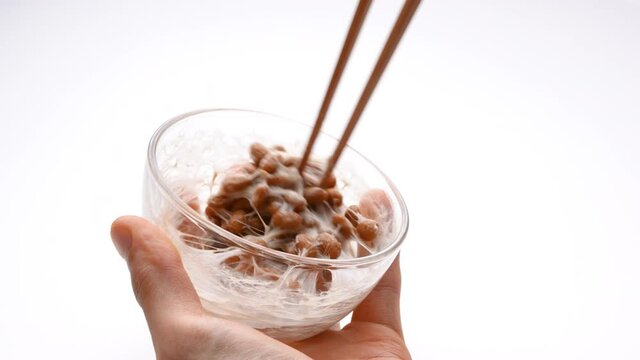 Video of checking the stickiness of natto on a white background.
4K 120fps edited to 30fps